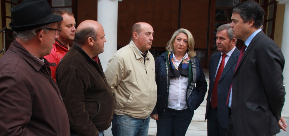 CARLOS ROJAS  Y PRESIDENTE MANCOMUNIDAD VISITAN AGRICULTORES SEXITANOS ESTA MAÑANA