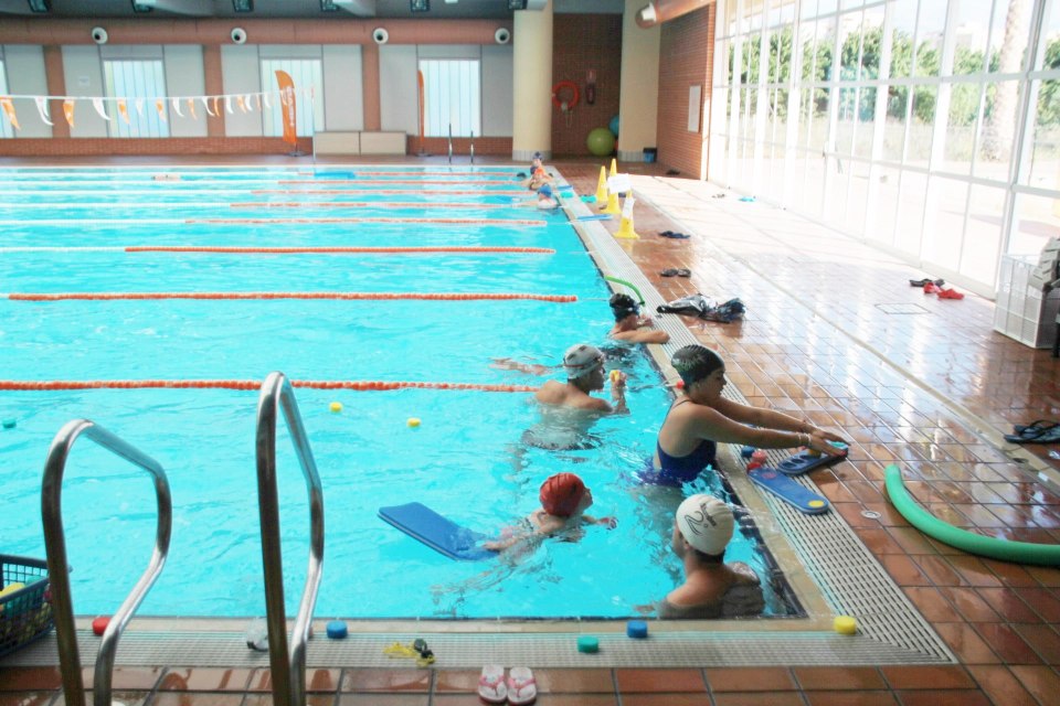 200 kilos de productos alimenticios en la II Jornada de Natación Solidaria