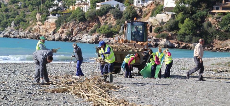 Operarios limpiando la playa de La Herradura Limpieza y normalización de las playas tras temporal de lluvia, viento y oleaje
