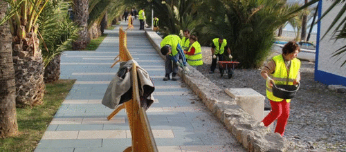 Un total de quince desempleados se encargan  mejorar el paseo Reina Sofía y Velilla
