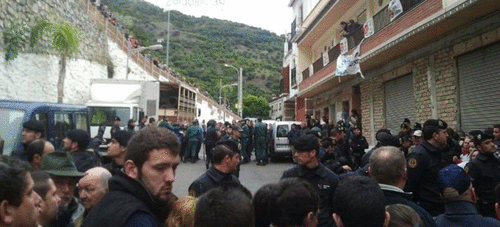 Los antidisturbios desalojan a los vecinos que intentan evitar un desahucio en Jete