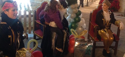 El Cartero Real recoge las misivas de los niños en la plaza del Ayuntamiento de Almuñécar