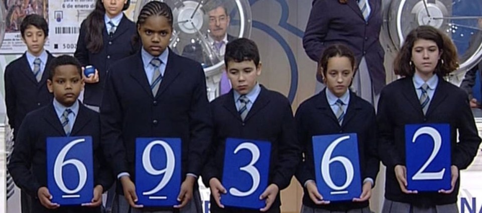 Cinco décimos del Segundo Premio de la Lotería del Niño llegaron Almuñécar desde Vélez Málaga