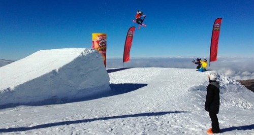 Primer salto de nieve en el snowpark Sulayr