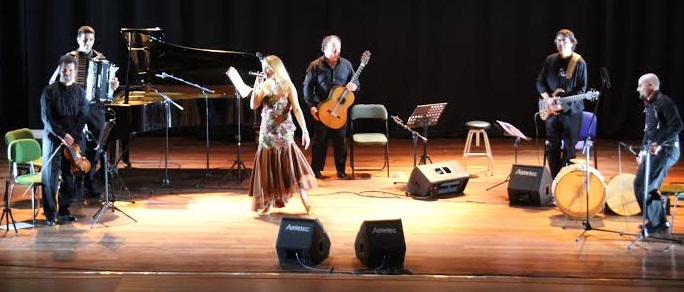 La cantante María José Bravo presentó con éxito el espectáculo Siempre Boleros