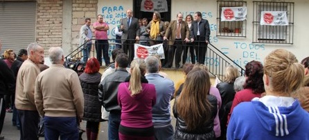 Foto archivo: Visita del presidente de la Diputación de Granada, Sebastián Pérez, a los damnificados por el desahucio en la localidad de Jete La Diputación construirá una promoción de viviendas protegidas en Jete para dar cobertura a las familias desahuciadas