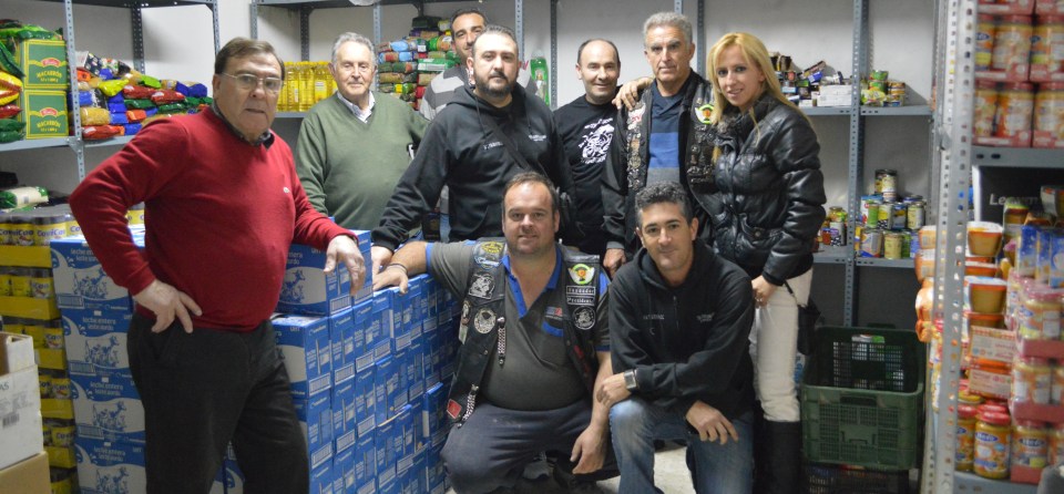 El Club de Moteros Tiburones de Almuñécar entregó a Cáritas sexitana más de 1000 litros de leche.