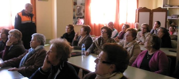 Protección Civil imparte una charla sobre las precauciones en casa