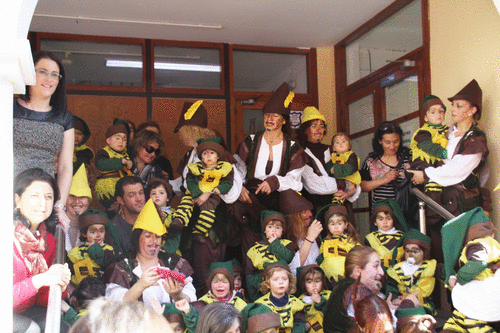 Con un pasacalles y una fiesta en la plaza del Constitución de los alumnos de los centros infantiles sexitanos ha arrancado hoy el Carnaval sexitano