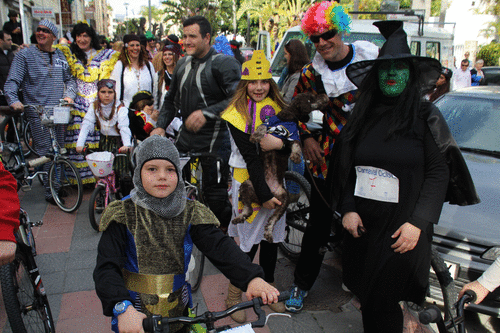 El 'Carnaval en bici' reunió a casi 200 participantes de todas las edades El 'Carnaval en bici' reunió a casi 200 participantes de todas las edades