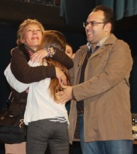 AFORTUNADA ABRAZA A SU MADRE EN PRSENCIA DEL TENIENTE DE ALCALDE 2