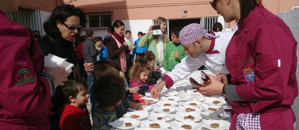 Alumnos conocen con la Escuela Taller “Cazuela Mohína” el postre sexitano