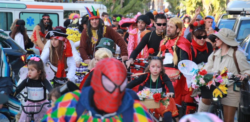 El 'Carnaval en bici' reunió a casi 200 participantes de todas las edades El 'Carnaval en bici' reunió a casi 200 participantes de todas las edades