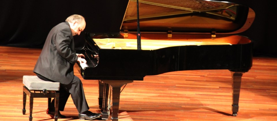 JUAN JOSE CAÑIVANO DURANTE CONCIERTO  EN ALMUÑECAR 2