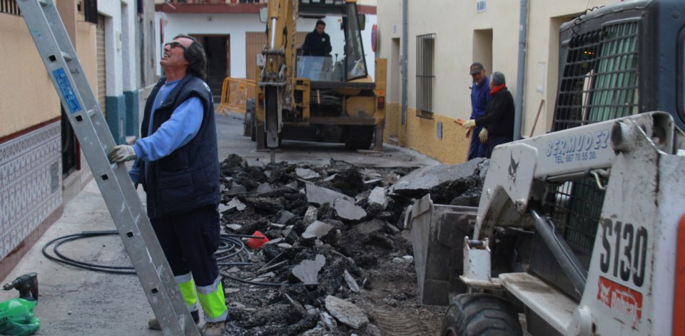 TRABAJOS REURBANIZACION CALLE CHIRIMOYA 14