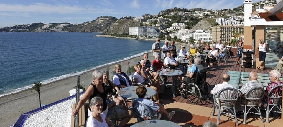 Turistas disfrutando de la terraza del Hotel Helios de Almuñécar