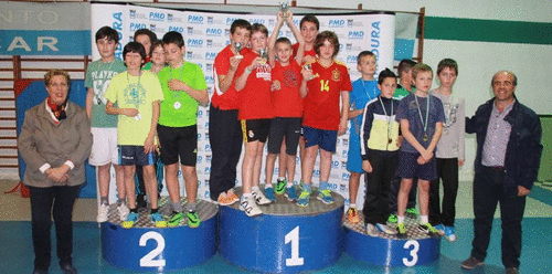 El CEIP La Santa Cruz se proclama campeón de la fase local de "Jugando al Atletismo" de Almuñécar