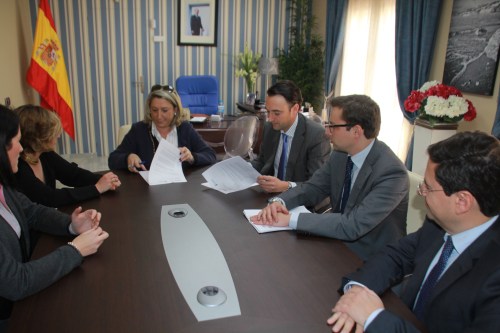 ACTO FIRMA CONVENIO YO SOY EMPLEO ENTRE  ALCALDESA  ALMUÑECAR Y BBVA