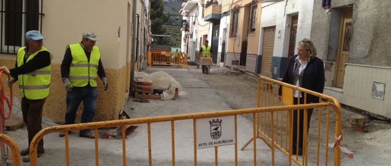 ALCALDESA RECORRIO LAS OBRAS CALLE CHIRIMOYA ALMUÑECAR 2