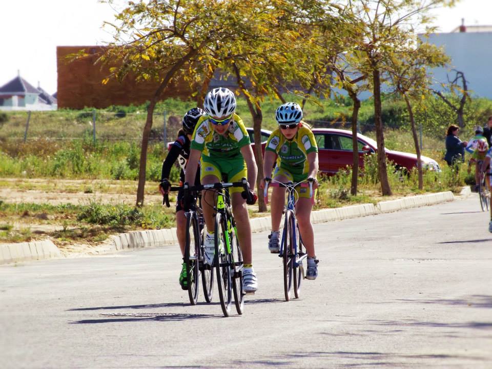CICLISTAS SEXITANOS EN PLENA CARRERA