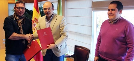 Sebastián Pérez firma el convenio que permitirá construir nueve viviendas para familias de Jete