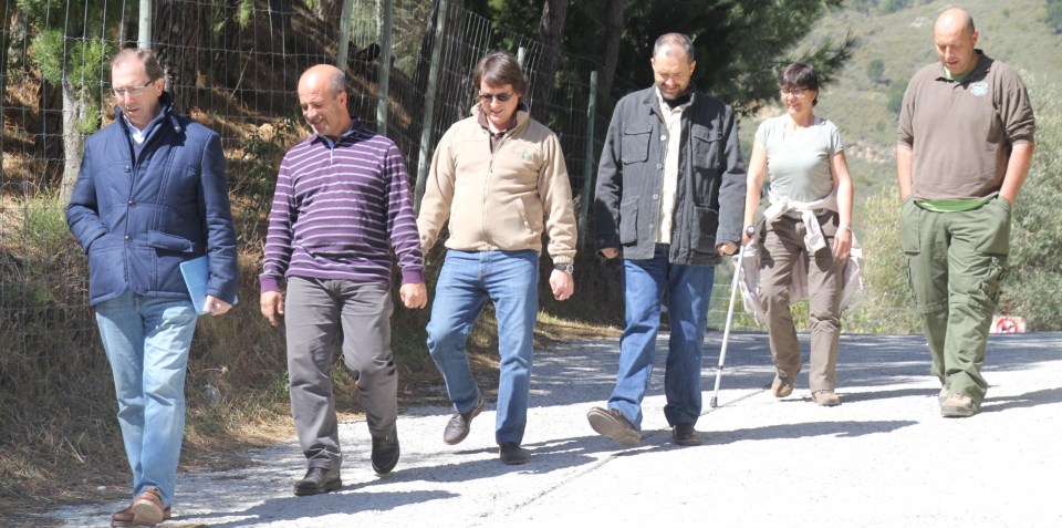 TECNICOS DE CORDOBA Y ALMUÑECAR JUNTO CON EDILES EN PEÑA ESCRITA 14 2