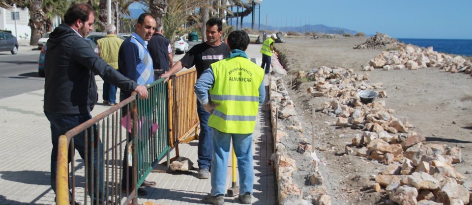 Almuñécar sigue mejorando los paseos de Velilla y Reina Sofía