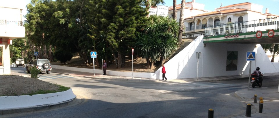 El Ayuntamiento de Almuñécar pedirá permiso a Carreteras para reordenar la calle Molvízar ACCESO A CALLE MOLVIZAR PARA EVITAR PUENTE CN 340 14 (1) 2