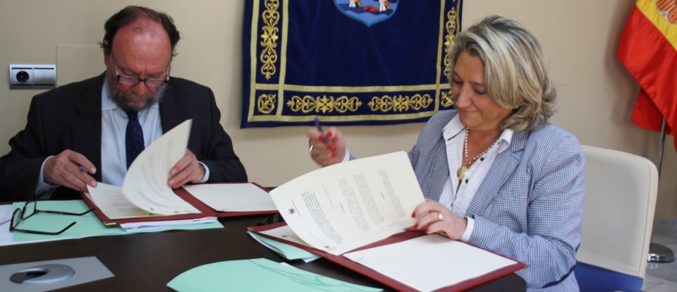 ALCALDESA ALMUÑECAR Y RECTOR FIRMAN CONVENIO COLABORACION 14 2
