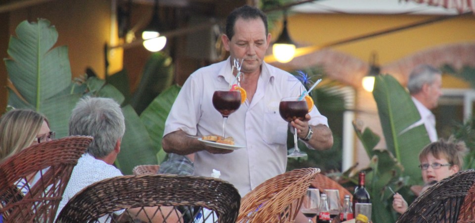 CAMARERO TERRAZA PLAYA 2