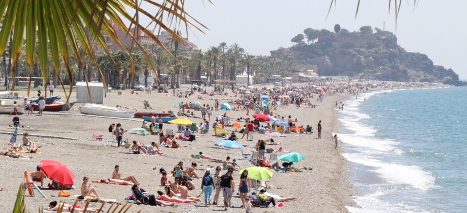 Foto: Vista sobre la playa de San Cristóbal de Almuñécar, hoy Viernes Santo PLAYA SAN CRISTOBAL DE ALMUÑECAR ESTE VIERNES SANTO 14 2