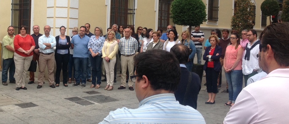 Almuñécar guarda un minuto de silencio por la muerte de Isabel Carrasco ALMUÑECAR MINUTO DE SILENCIO POR MUERTE DE ISABLE CARRASCO 14 2