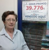 CONCEPCION GUILLEN JUNTO AL PREMIO VENDIDO EN LA HERRADURA 14 2