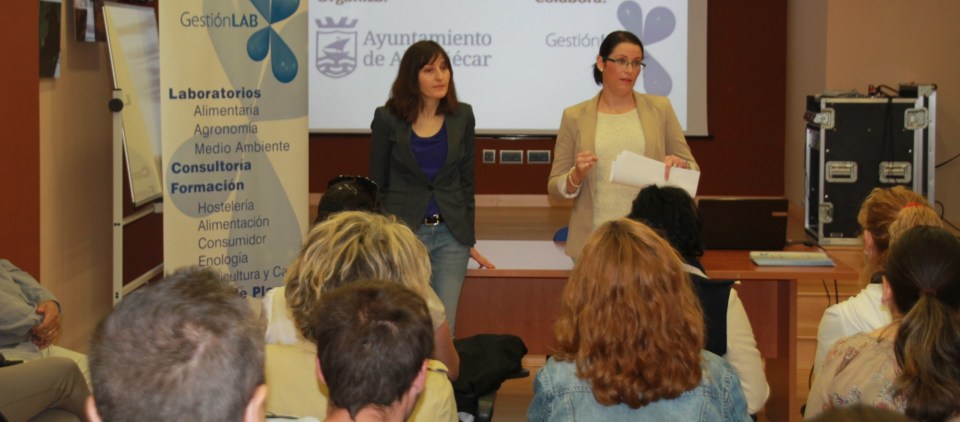 María del Mar Medina, concejal de Juventud y Empleo, junto con Maika Díaz Vigo, representante de la empresa sexitana Gestión Lab Almuñécar SL,