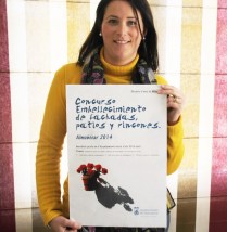 MARIA DEL MAR MEDINA CON CARTEL CONCURSO EMBELLECIMIENTO ALMUÑECAR 14 2