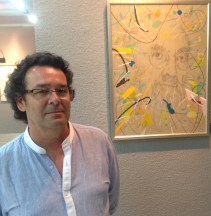 PABLO DEL PINO JUNTO A UN RETRATO DEL POETA  ANGEL GONZALEZ EN LA EXPOSICION DE ALMUÑECAR 14 2
