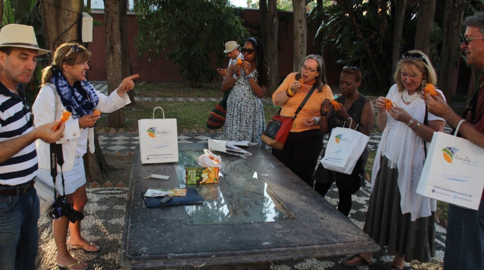 PERIODISTAS AMERICANOS DEGUSTARON NISPEROS DE ALMUÑECAR 14