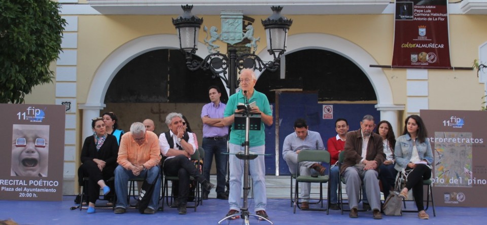 Recital poético internacional en la plaza de la Constitución de Almuñécar Recital poético internacional en la plaza de la Constitución de Almuñécar