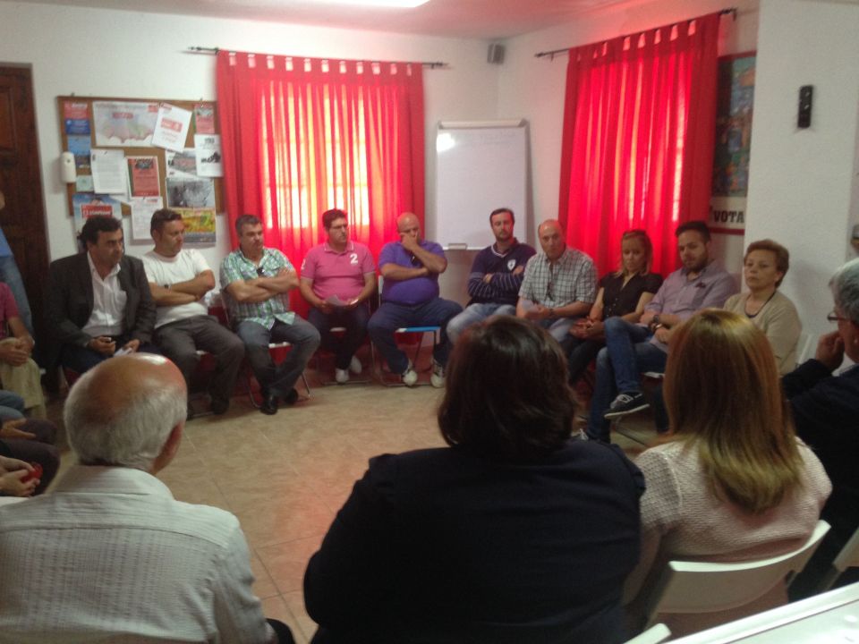 Reunión consejera Medio Ambiente con agricultores en sede PSOE Almuñécar