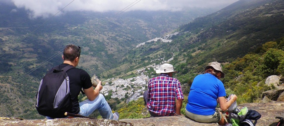 SENDERISTAS SEXITANOS DURANTE ALMUERZO CON VISTAS AL VALLE ALPUJARRA 14 2