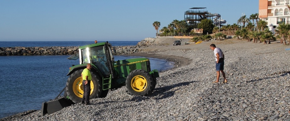 Almuñécar corrige los efectos del temporal de levante en Playa Velilla