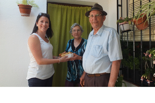 La concejal de Fiestas y Relaciones Institucionales, María del Mar Medina, reparte “bollos de San Juan” entre los mayores del Centro de la Tercera de Edad de Almuñécar 4b9c6ee3484e1661fad6baab072e6eca