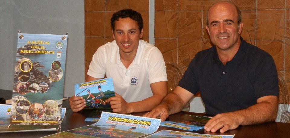 Luis Aragón, concejal de Medio Ambiente, y Carlos Ferrón, técnico municipal, presentan la jornada cicloturista familiar