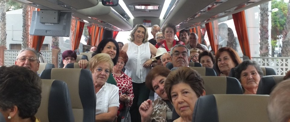 Trinidad Herrera, alcaldesa de Almuñécar, acude a despedir a la mayores.