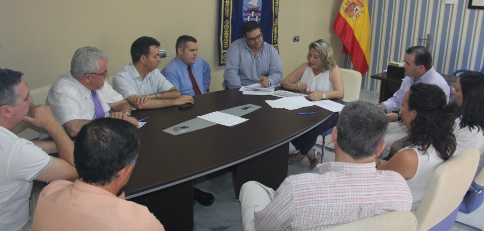 La alcaldesa, Trinidad Herrera, se reúne con los hoteleros de Almuñécar