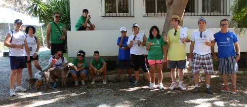 Senderistas sexitanos descansando en la finca El Zahorí