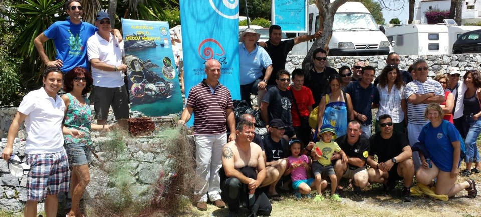 Buceadores recuperan del fondo de mar una batería de barco y redes de pesca en la jornada de limpieza de fondos marinos