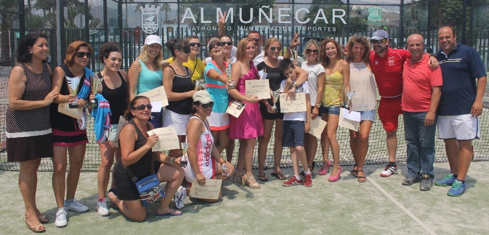 Entrega de premios a participantes en el III Open Pádel Femenino de Almuñécar