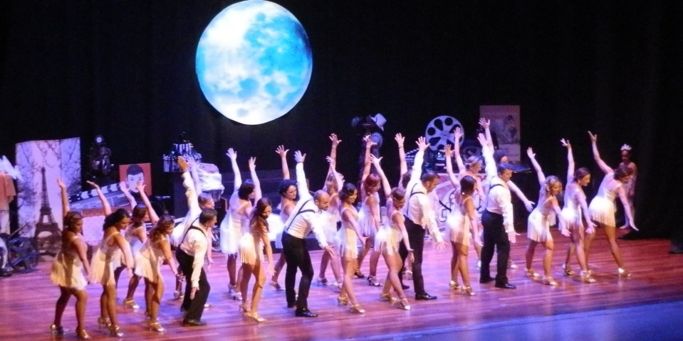 La academia de Danza Punta y Tacón trasladó al público de Almuñécar a un mundo de película