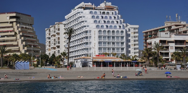 Hotel Helios de Almuñécar en primera linea de la playa de San Cristóbal de Almuñécar